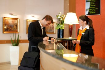 standard obsługi recepcji hotelowej 